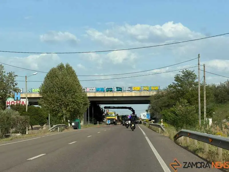 ca&iacute;da de la barrera de protecci&oacute;n de hormig&oacute;n y barandilla_4