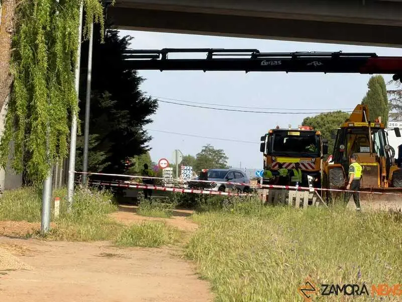 ca&iacute;da de la barrera de protecci&oacute;n de hormig&oacute;n y barandilla_7