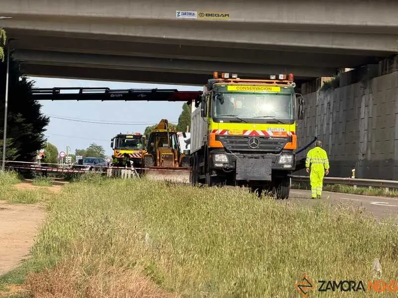 ca&iacute;da de la barrera de protecci&oacute;n de hormig&oacute;n y barandilla_6