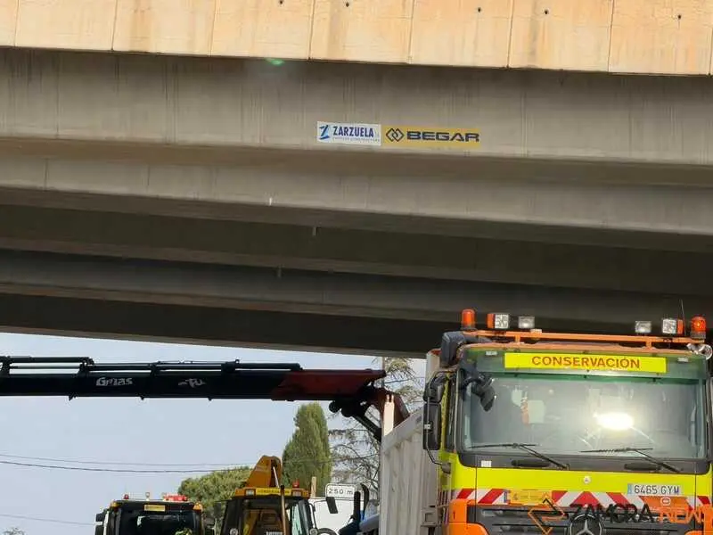 ca&iacute;da de la barrera de protecci&oacute;n de hormig&oacute;n y barandilla_8