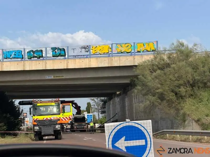 ca&iacute;da de la barrera de protecci&oacute;n de hormig&oacute;n y barandilla_10