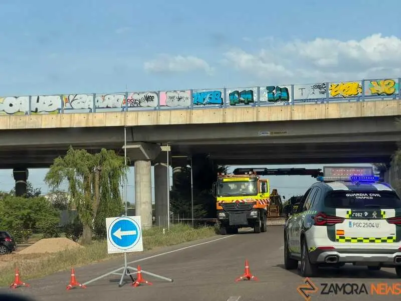 ca&iacute;da de la barrera de protecci&oacute;n de hormig&oacute;n y barandilla_11