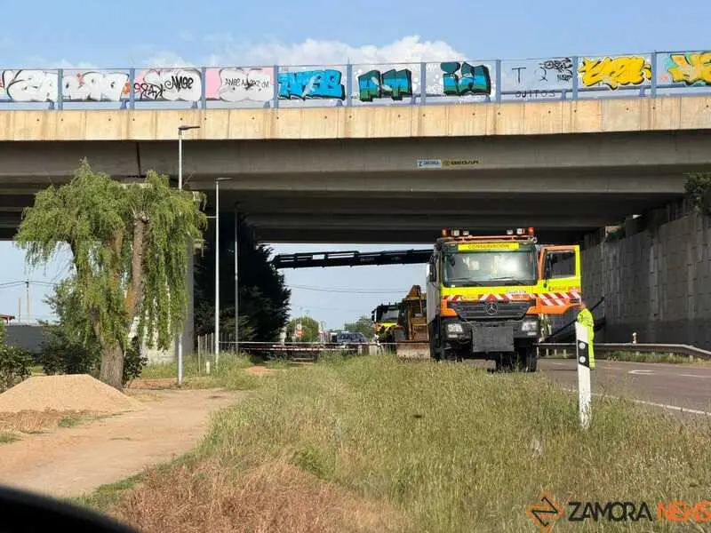 ca&iacute;da de la barrera de protecci&oacute;n de hormig&oacute;n y barandilla_12