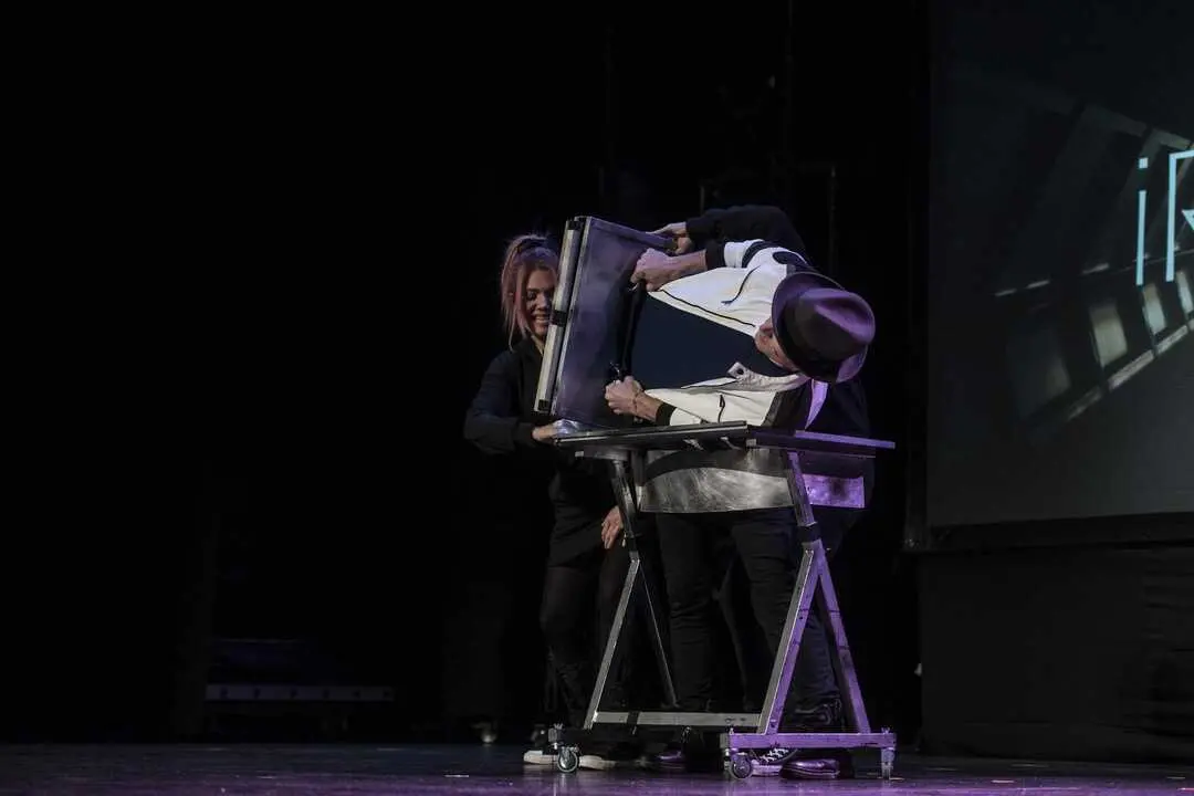 nada_es_lo_que_oarece_el_mago_invisible (2)