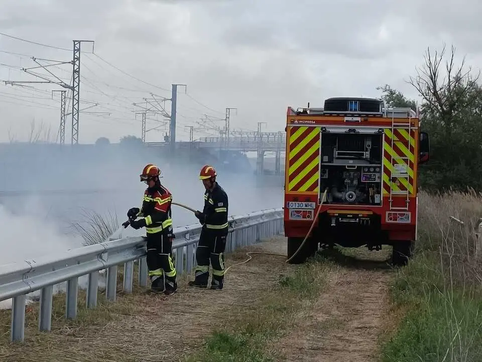Incendio Coreses pr&oacute;ximo v&iacute;a del AVE