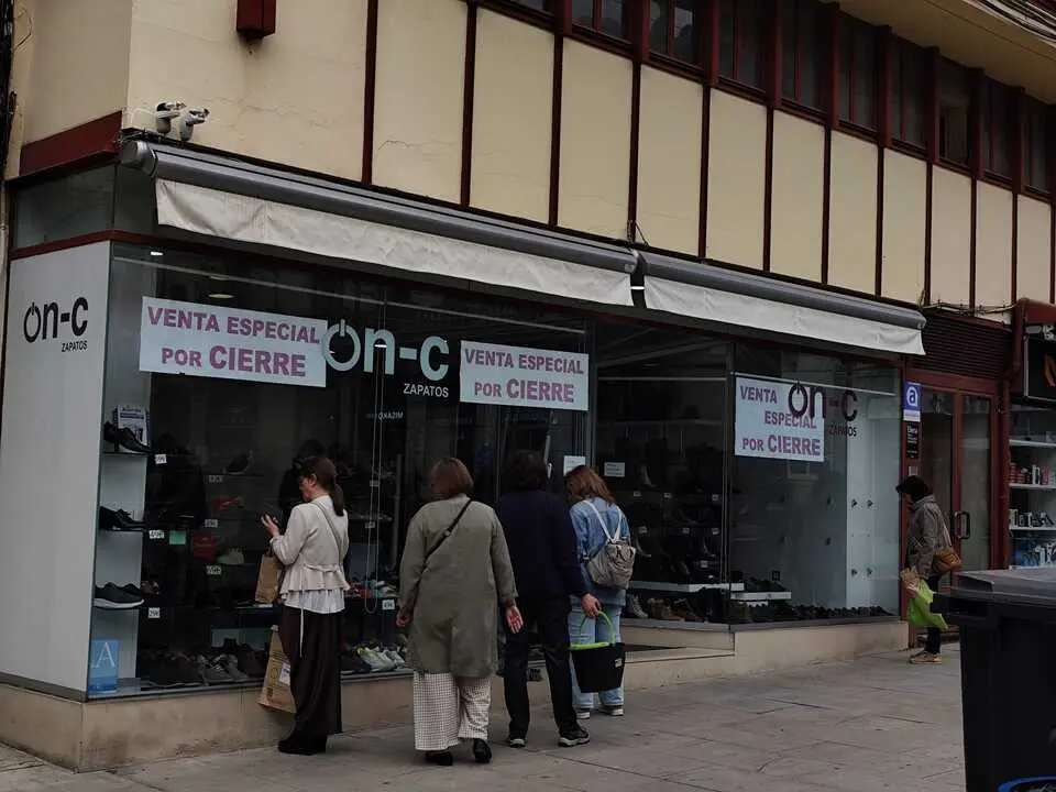 Anuncio de cierre en la zapater&iacute;a