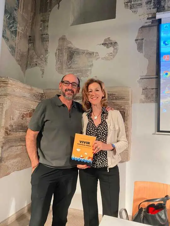 Los autores posan con su libro en la Biblioteca P&uacute;blica