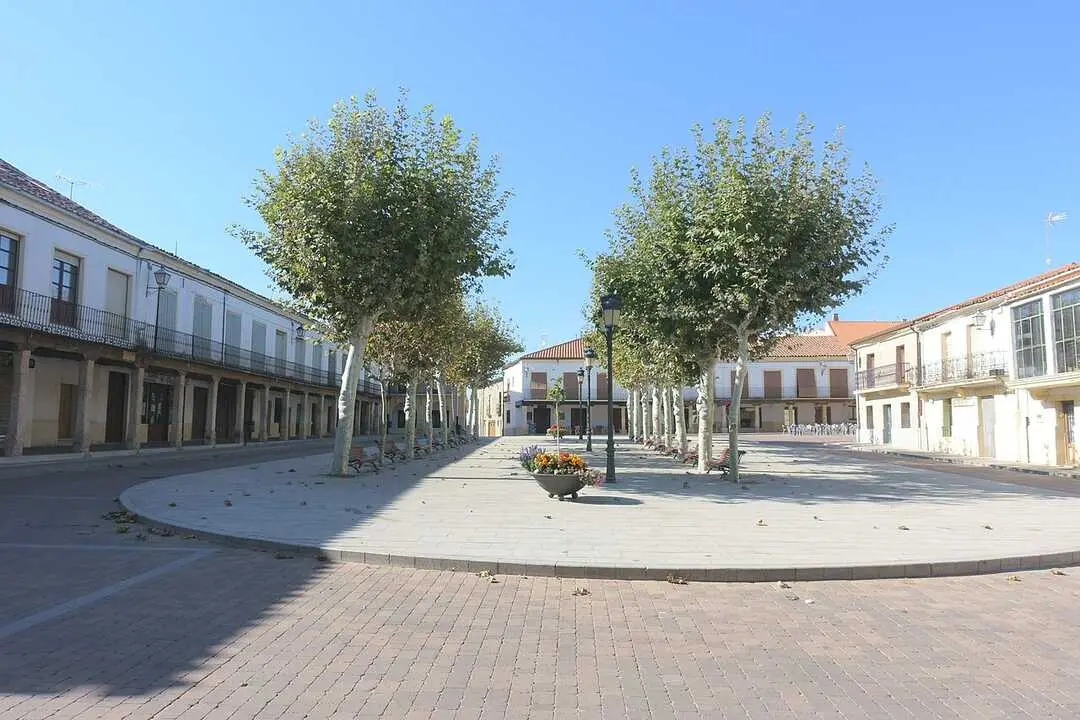 Plaza_Mayor,_Fuentesa&uacute;co_02