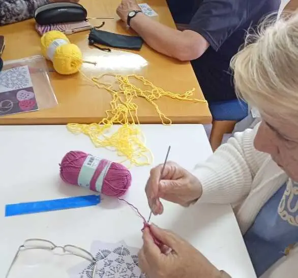 Taller crochet programa Voces en Red- imagen Cruz Roja Zamora