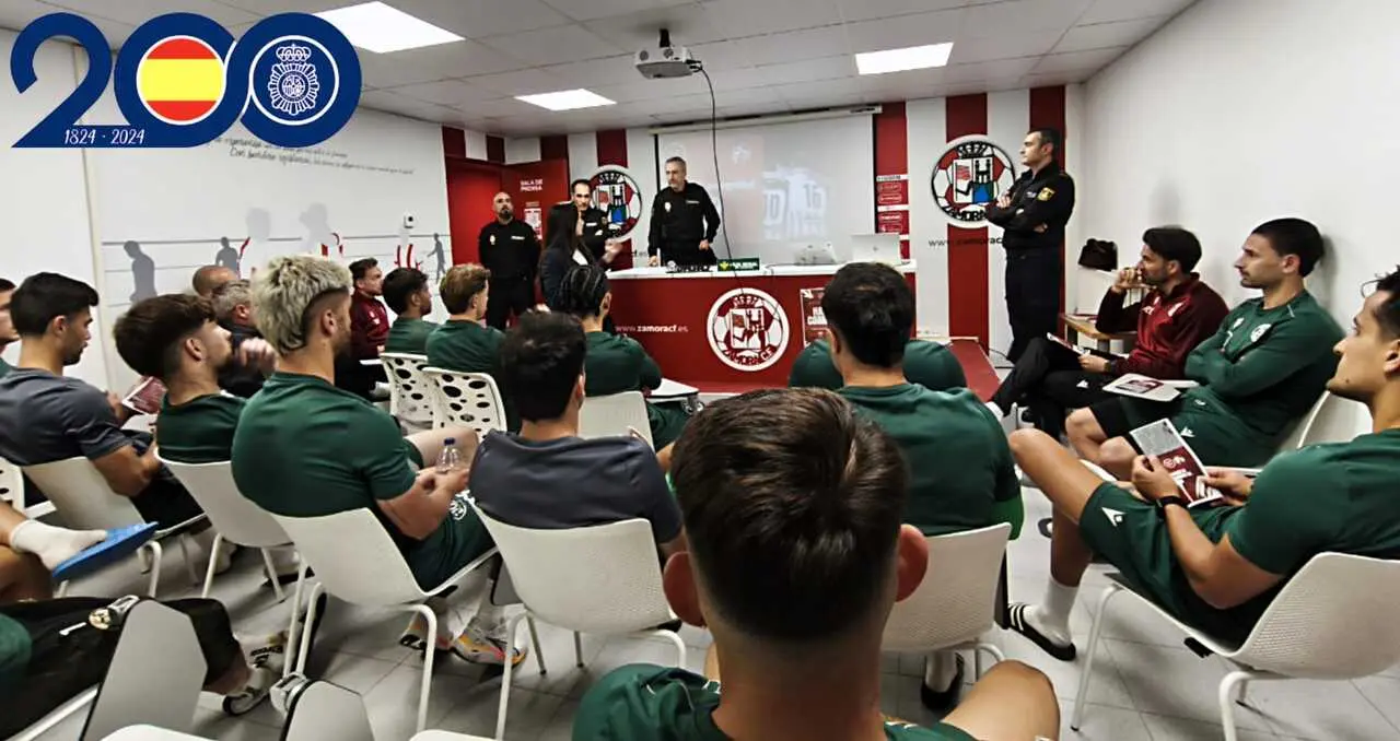 La Polic&iacute;a Nacional durante la charla con el Zamora CF