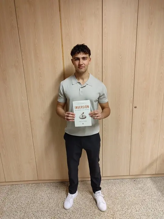 Jes&uacute;s Vara posa con su libro