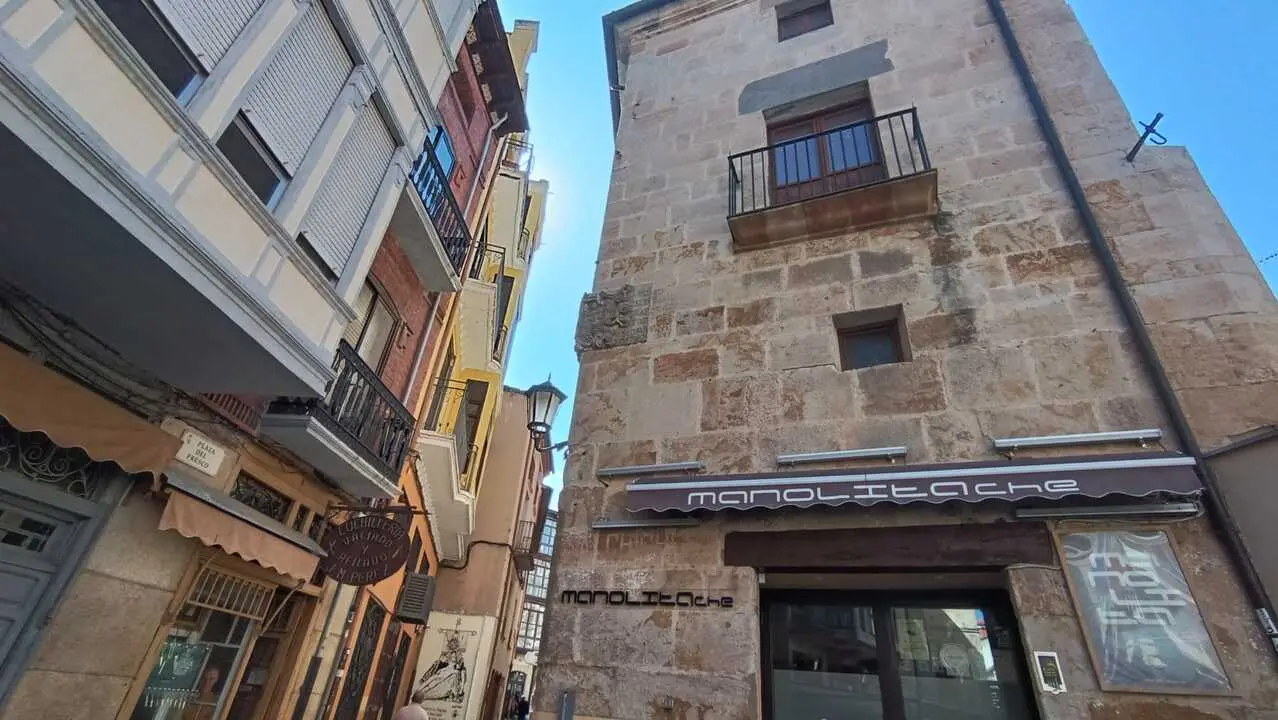 Local de Manolita Che, con escudo de las antiguas carnicer&iacute;as