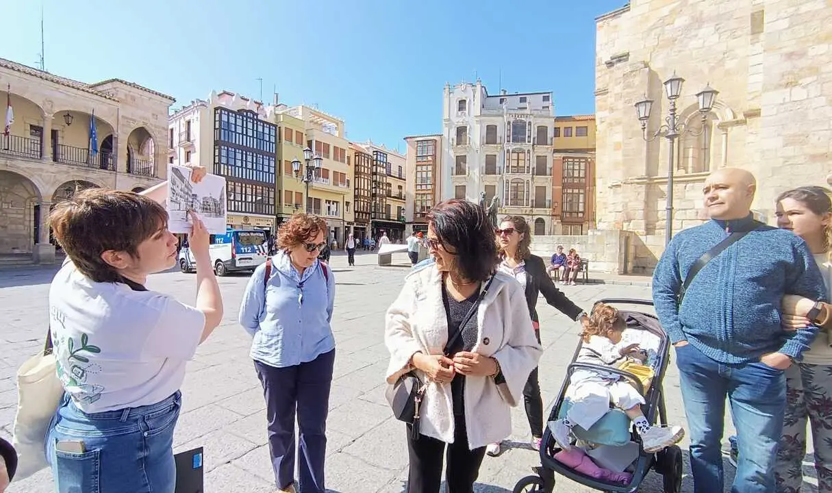 Bea BArrio muestra una foto de la Zamora antigua en la Plaza Mayor