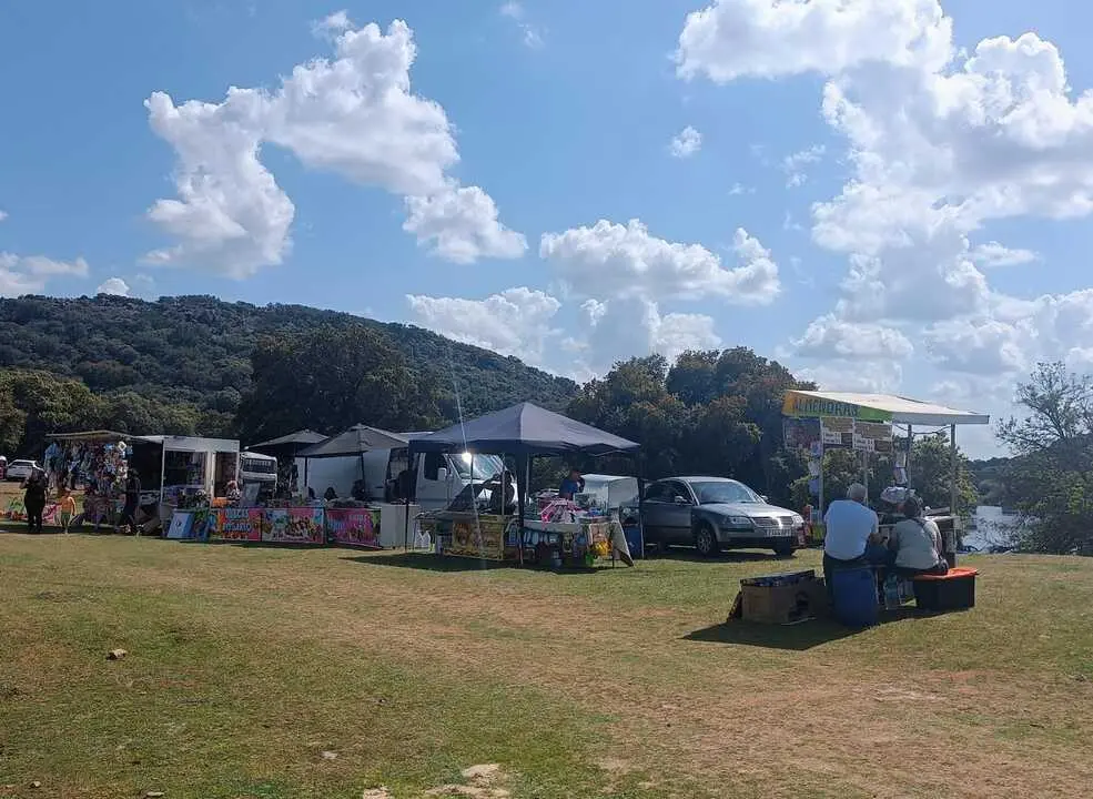 Puestos de almendras garrapi&ntilde;adas y juguetes