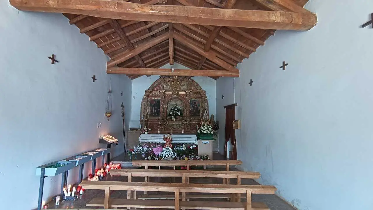 Interior de la ermita con la imagen de la Virgen de la Pedrera
