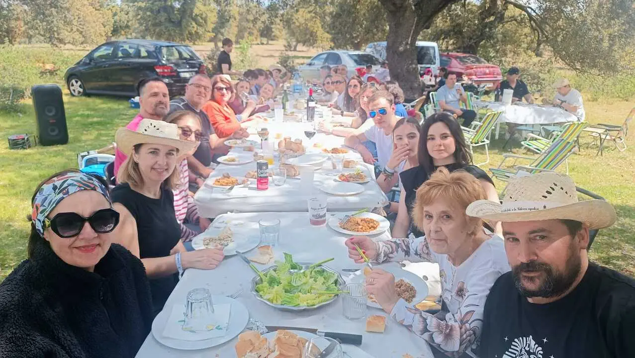 Familia comiendo en la romer&iacute;a