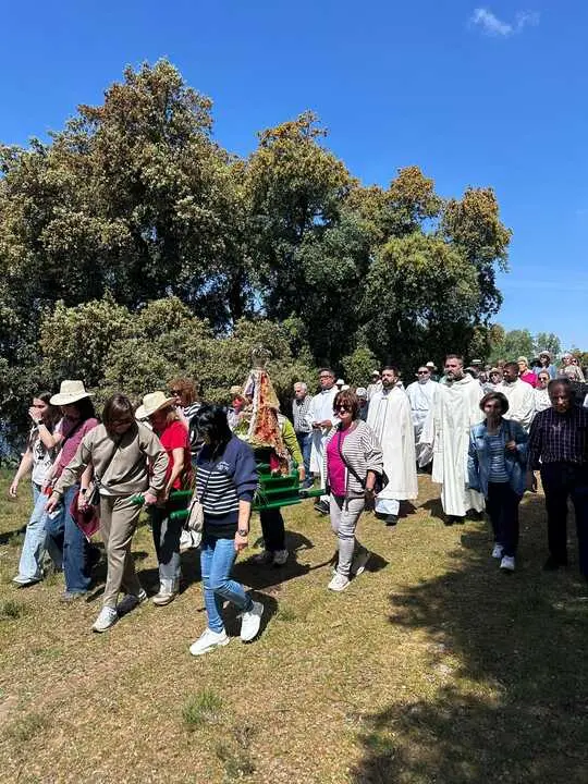 Vecinas portan a la Virgen de la Pedrera