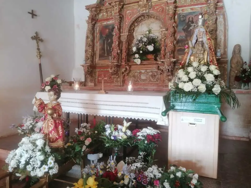 La Virgen de la Pedrera y el Ni&ntilde;o de la Bola en la ermita