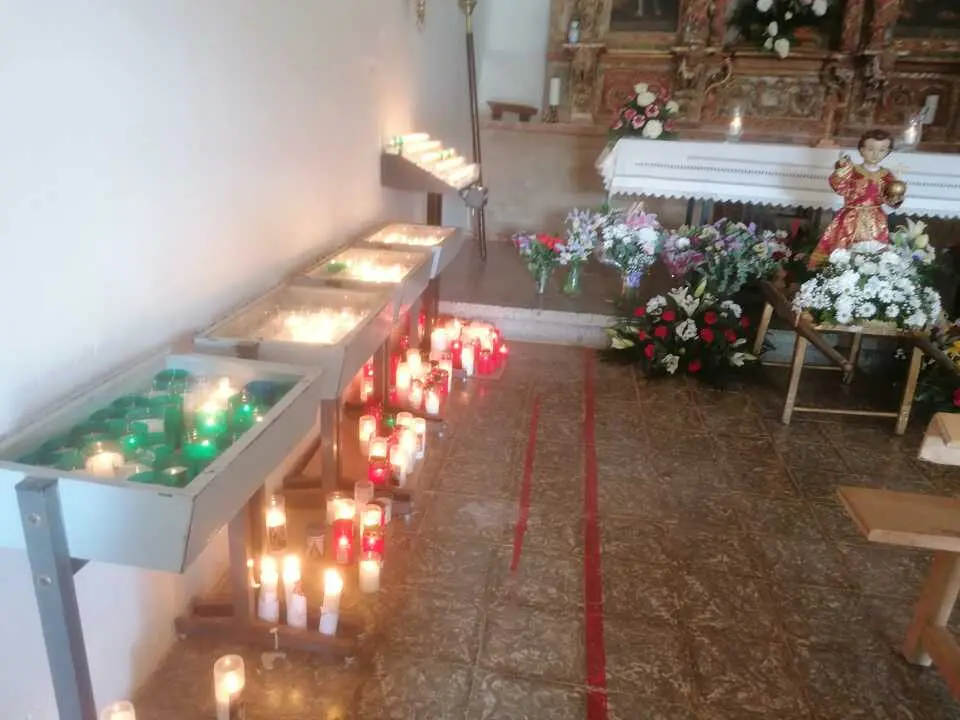 ermita con velas y flores