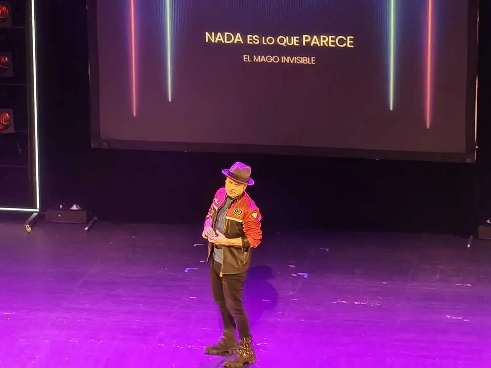 Un momento de la actuaci&oacute;n del Mago "invisible"