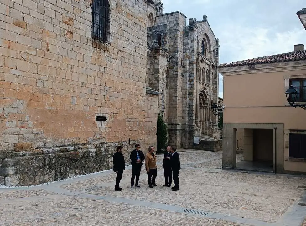 El alcalde y el obispo en la trasera de la catedral