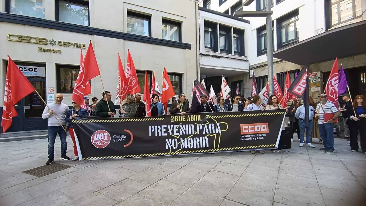 Concentraci&oacute;n de UGT y CCOO en la Plaza de Alemania