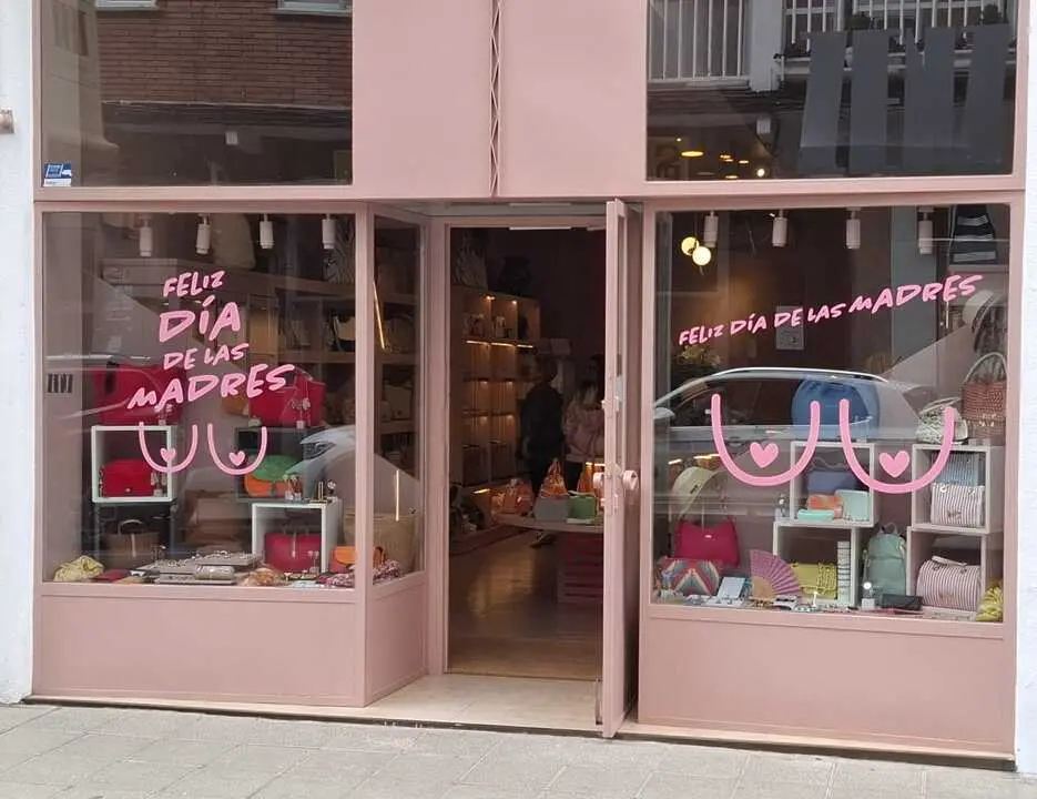 Comercio de Zamora adornado de rosa