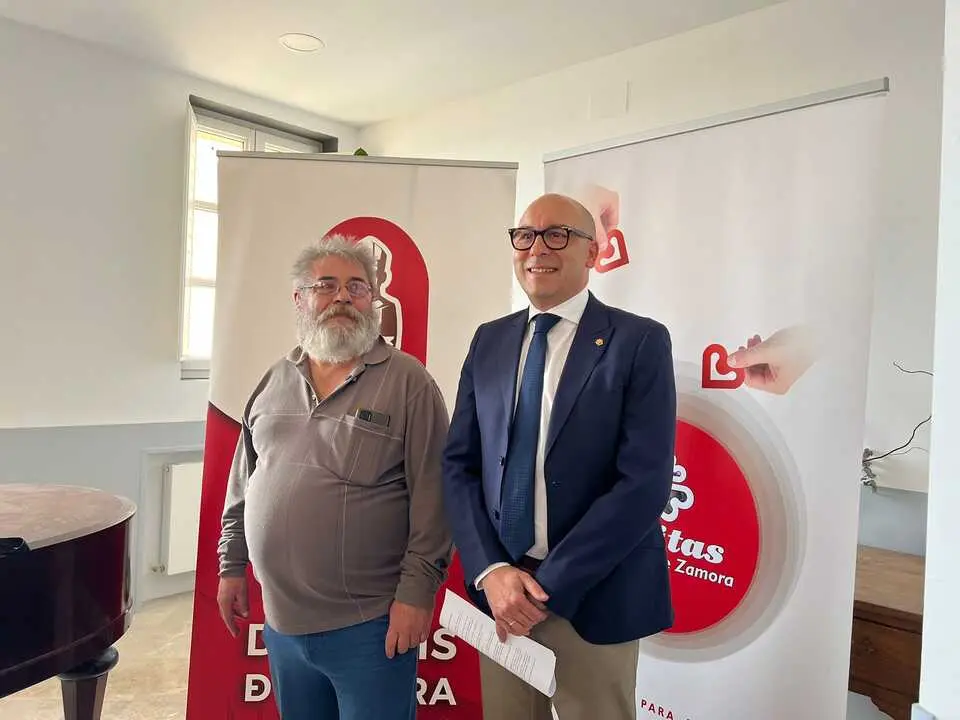 El director de C&aacute;ritas, a la derecha, con Pedro Jes&uacute;s