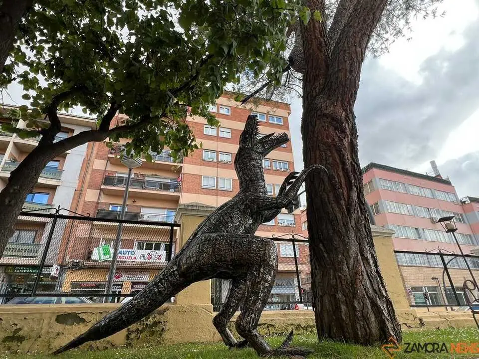 Dinosaurio Zamora, obra alumnos T&eacute;cnicas Escult&oacute;ricas de Zamora 