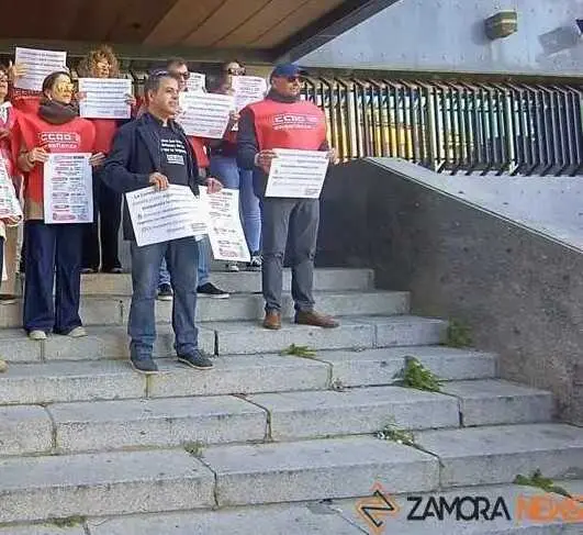 JOs&eacute; Manuel Ramos, de CCOO Educaci&oacute;n, en una concentraci&oacute;n frente a los Nuevos Ministerios