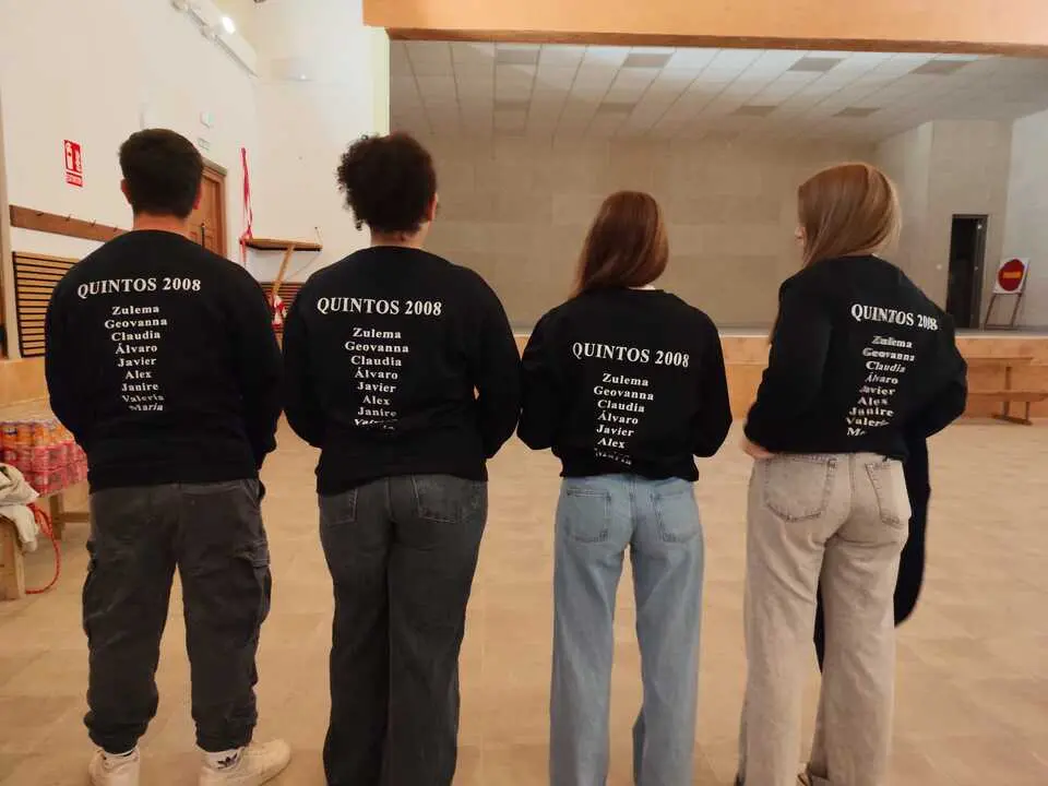 Los cuatro quintos muestran lsa camisetas con ls nombres de toda la quintada