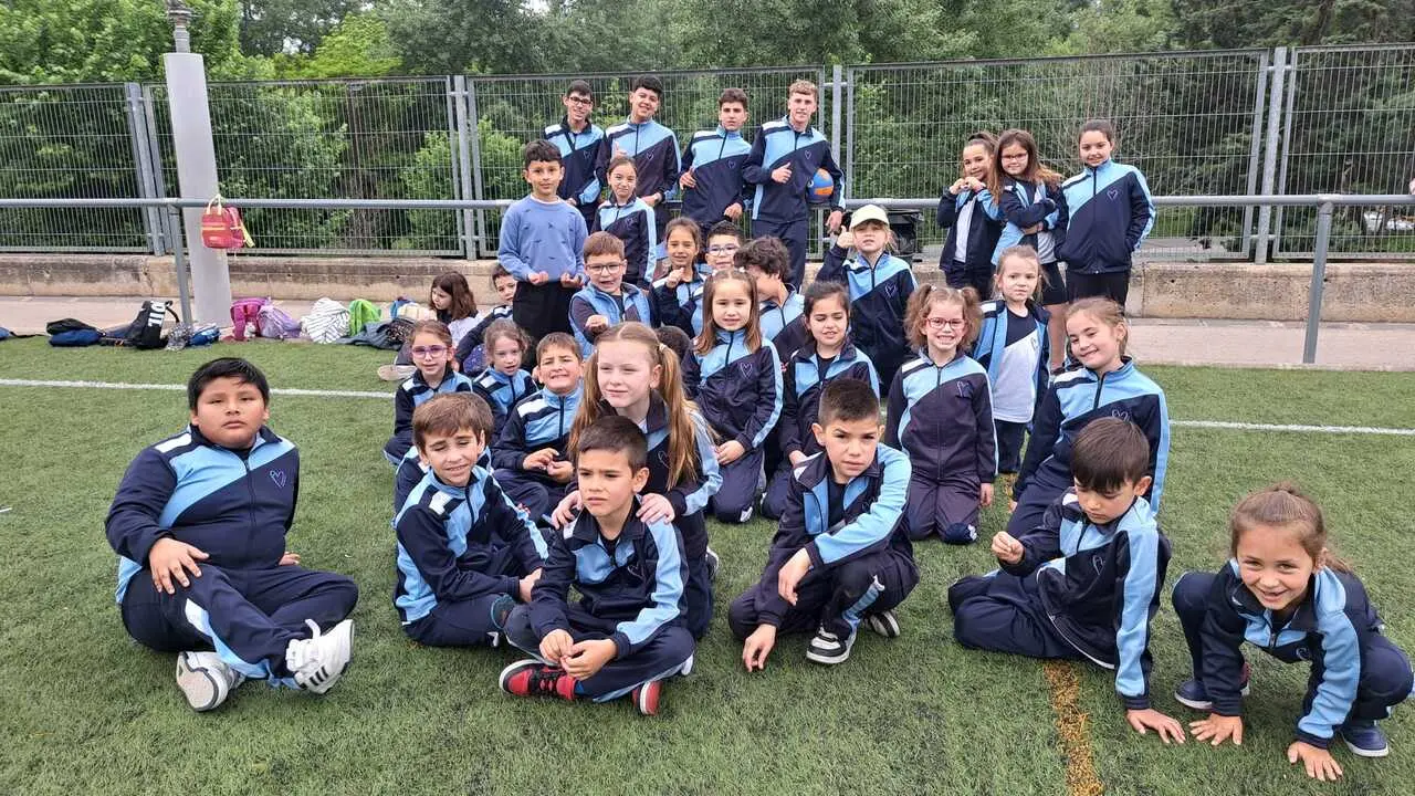 Alumnos del colegio celebrando los juegos en el parque