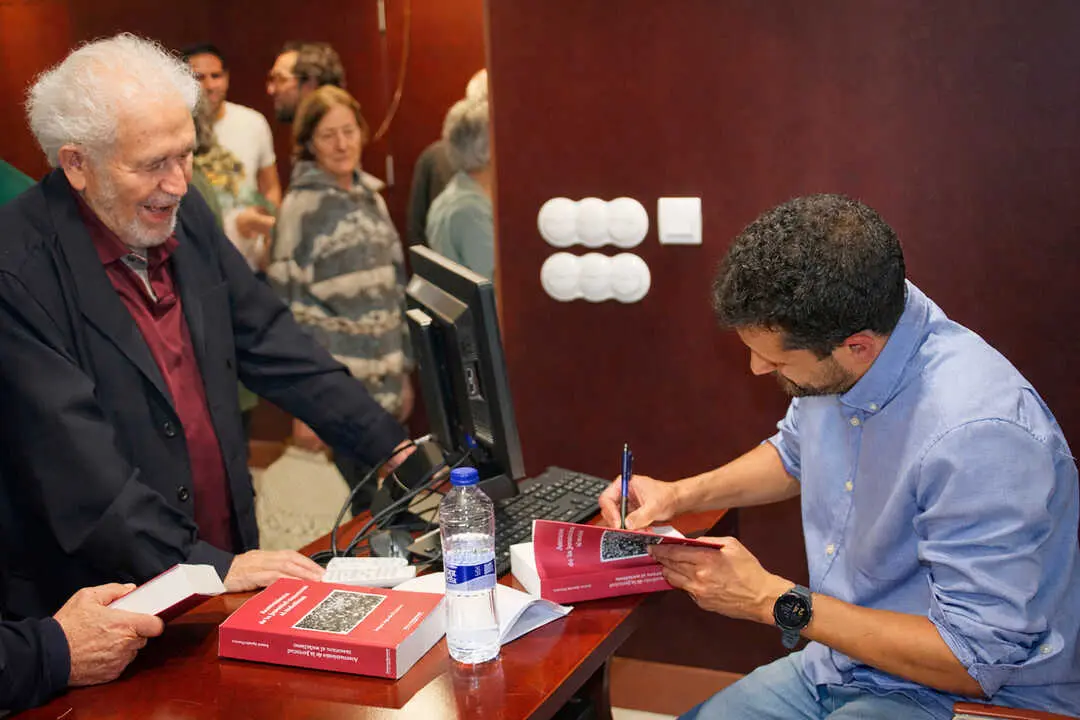 Demetrio Madrid en la firma de libros de Ismael Aguado