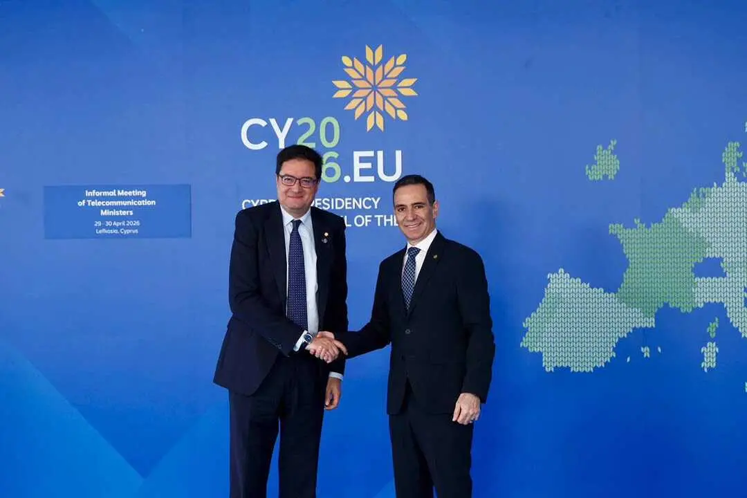 El ministro para la Transformaci&oacute;n Digital y para la Funci&oacute;n P&uacute;blica, &Oacute;scar L&oacute;pez, saluda a uno de sus hom&oacute;logos en la reuni&oacute;n informal de ministros de Telecomunicaciones de la Uni&oacute;n Europea