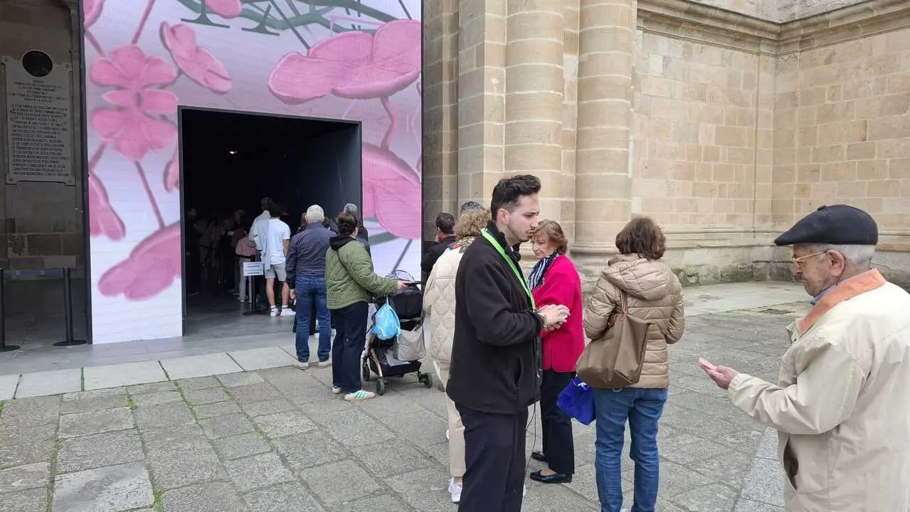 personas entrando a las Edades del Hombre  (2)