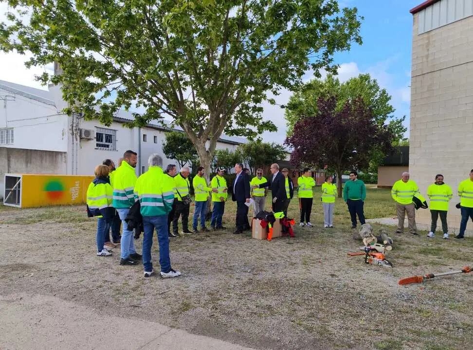 El presidente de la Diputaci&oacute;n y el delegado de la Junta saludan a los trabajadores