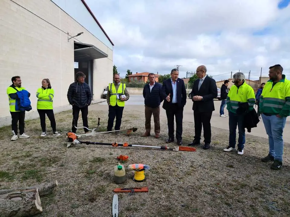 El presidente de la Diputaci&oacute;n y el delegado de la Junta con los trabajadores del Plan Montel 2026