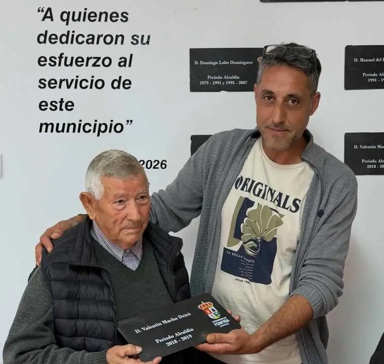 El alcalde de Fonfr&iacute;a con V&iuml;ctor Macho en la entrega de una placa de reconocimiento