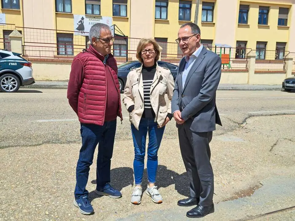 Inmaculada Andr&eacute;s madre de Leticia Rosino junto con &Aacute;ngel Blanco, subdelegado del Gobierno en Zamora