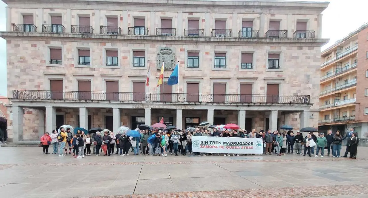 Concentraci&oacute;n por la supresi&oacute;n de paradas del tren en la Plaza de la Constituci&oacute;n