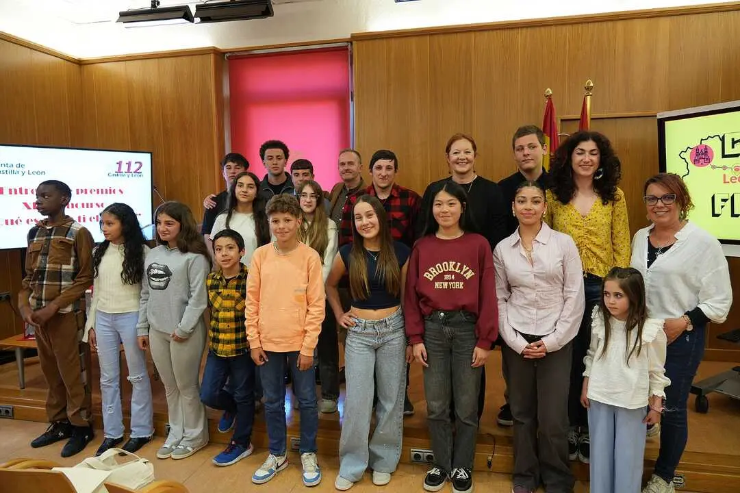 Foto de familia en la entrega de Premios del concurso "&iquest;Qu&eacute; es para ti el 1-1-2"