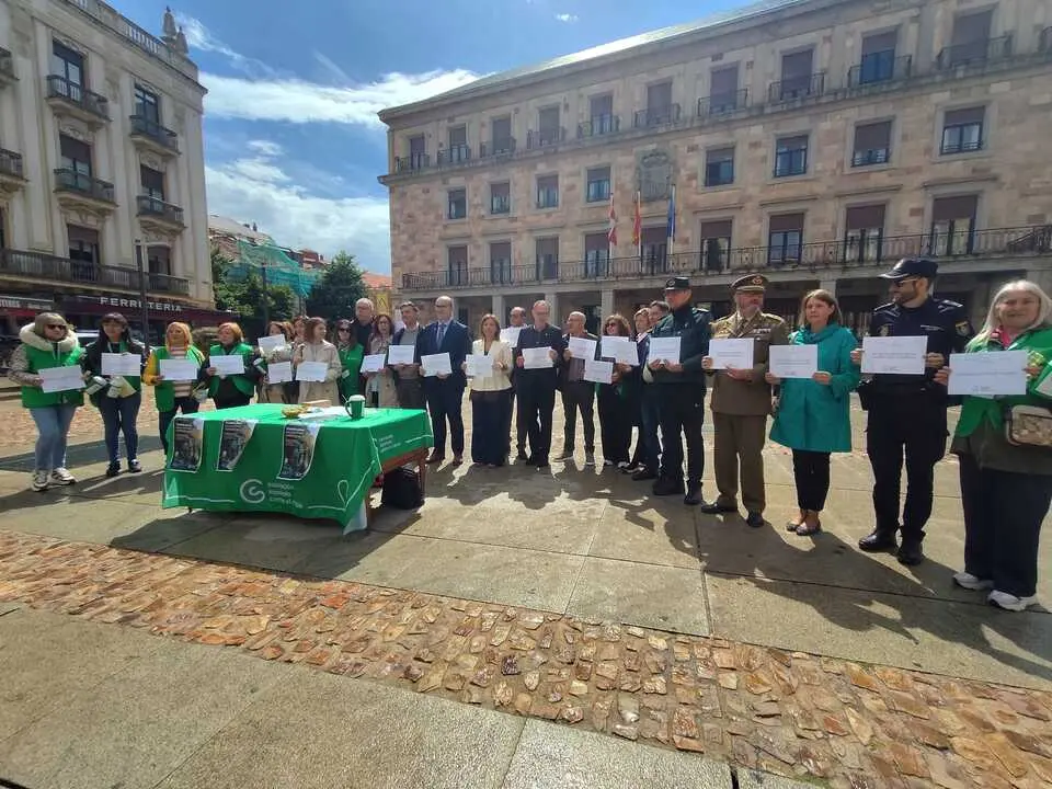 Autoridades apoyan la cuestaci&oacute;n de la AECC de ZAmora