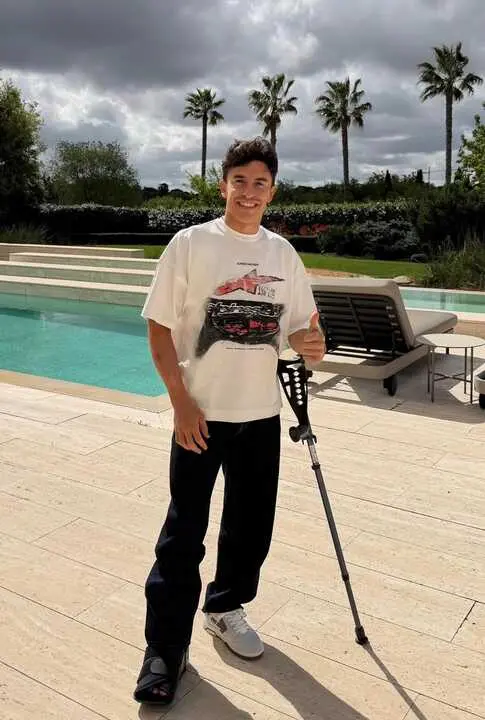 Marc M&aacute;rquez operado con &eacute;xito - imagen de sus redes sociales