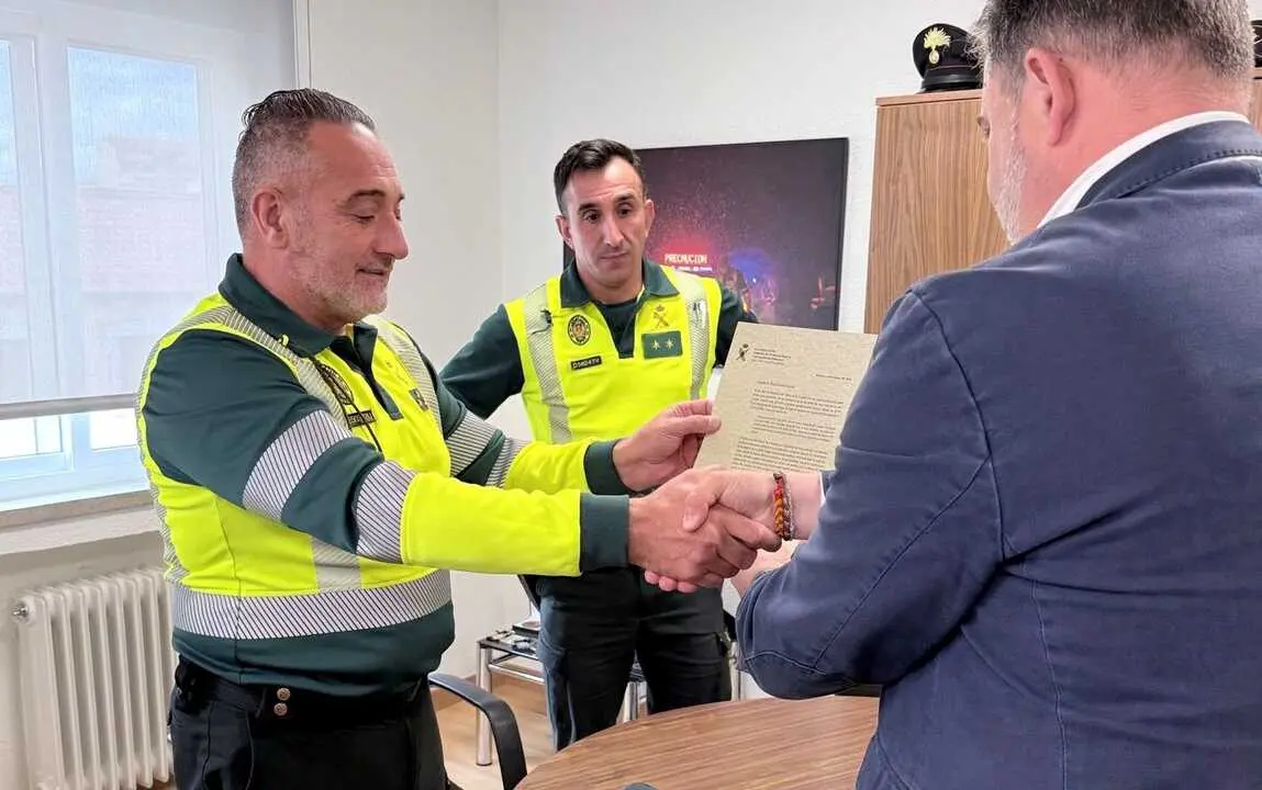 Un ciudadano agradece la atenci&oacute;n de la Guardia Civil