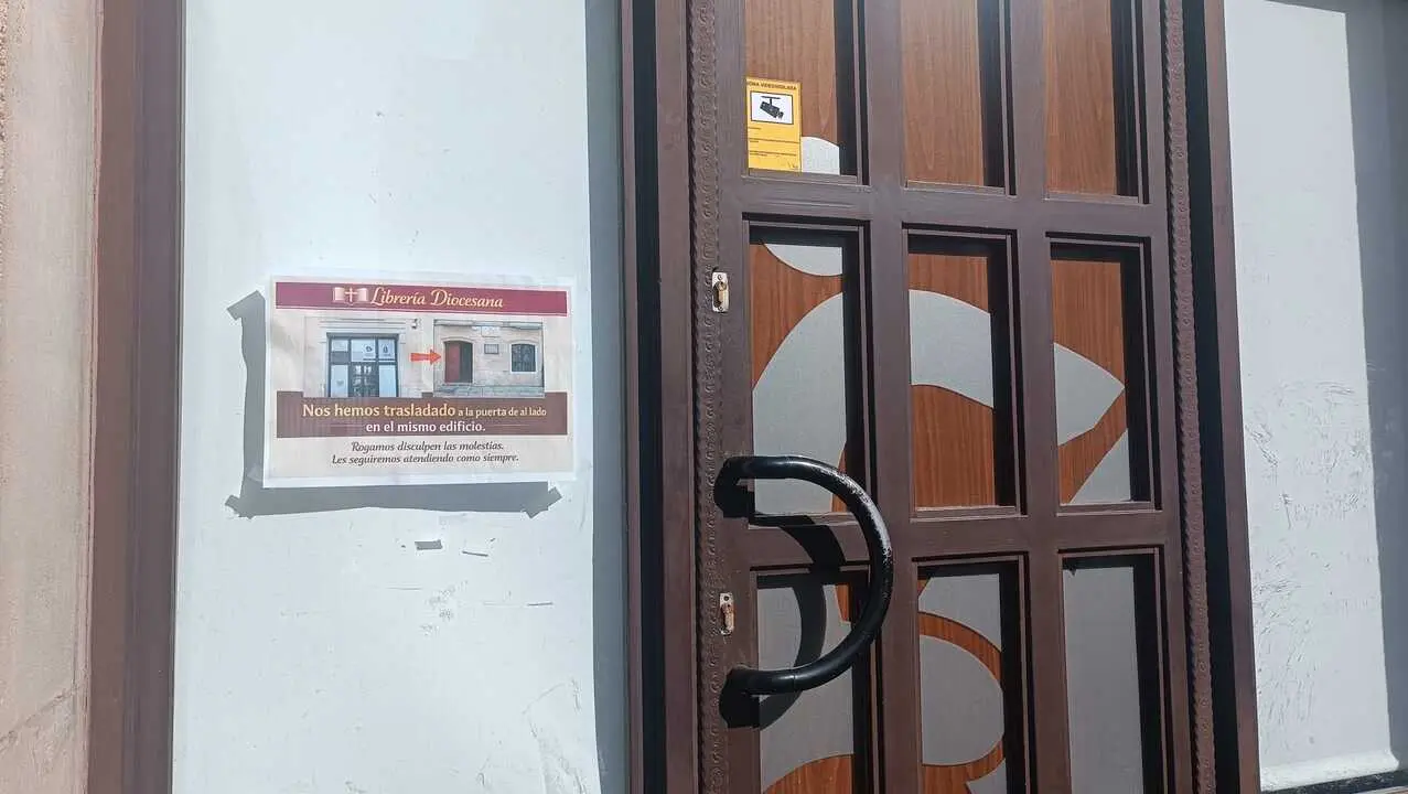 Cartel que anuncia el traslado de la Librer