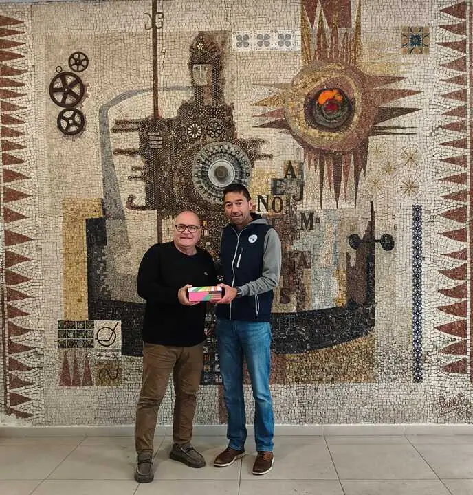 Director del Centro Julio Eguaras hace entrega del donativo al Presidente de la Asociaci&oacute;n Ra&uacute;l Vara.