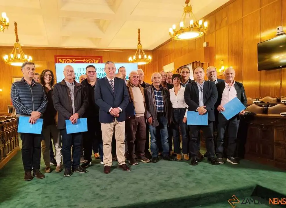 El presidente de la Diputaci&oacute;n posa con los dieciocho alcaldes que han acudido a la firma del convenio