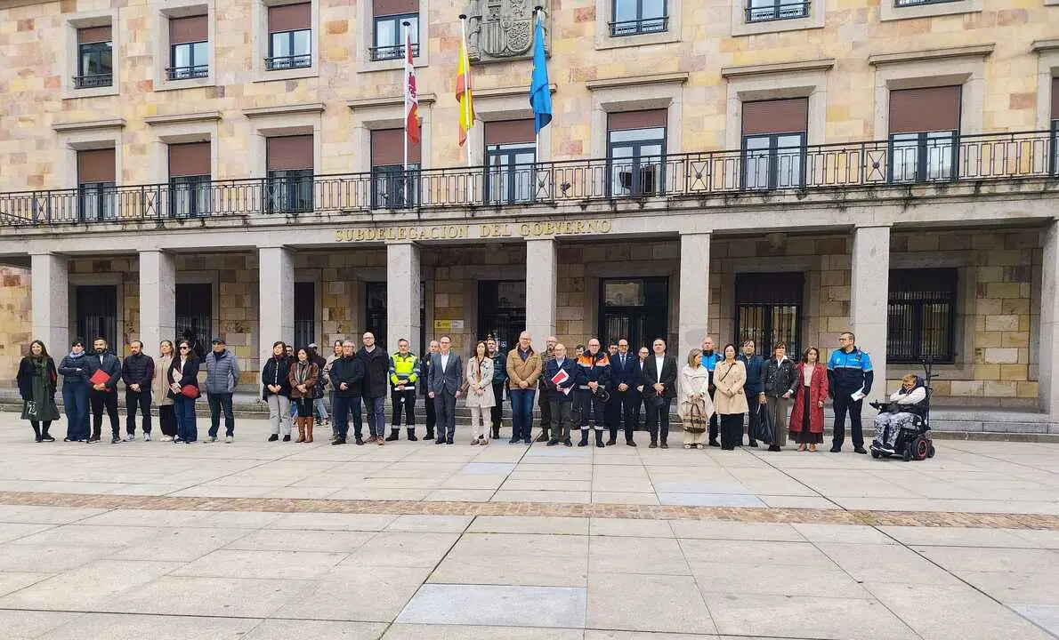 MInuto de silencio frente a la Subdelegaci&oacute;n del Gobierno
