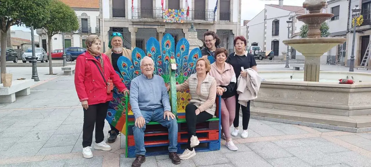 Vecinos del pueblo posan con la nueva decoraci&oacute;n