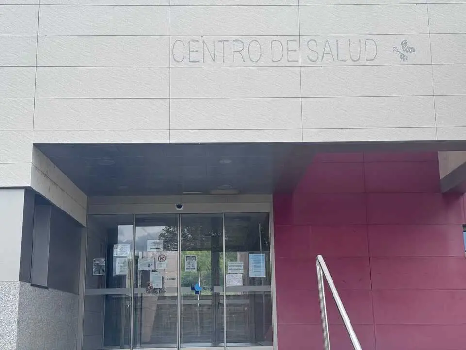 Centro de Salud de Sanabria con carteles reivindicativos del tren